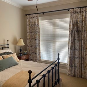 RING CURTAIN WITH VENETIAN BLINDS FOR BEDROOM IN DUBAI AT CHEAP PRICE BY DUBAI CURTAINS